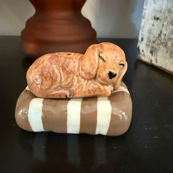 Brand NWOT Mini Dog and Bed Salt and Pepper Shakers - Picture 3 of 9